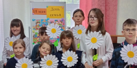 В Международный день семьи в отделении р.п. Кантемировка прошла конкурсно-игровая программа «Цветик-семицветик». - Россошанский СРЦдН