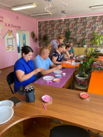 В Школе приемных родителей (отделение сл.Караяшник Ольховатского района) состоялся мастер-класс по изготовлению аппликации в технике «торцевание».