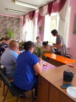 В Школе приемных родителей (отделение сл.Караяшник Ольховатского района) состоялся мастер-класс по изготовлению аппликации в технике «торцевание».