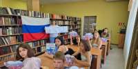 Для воспитанников отделения сл.Сагуны Подгоренского района в сельской Сагуновской библиотеке прошел тематический час «Во флаге – слава страны». - Россошанский СРЦдН