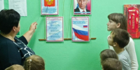 В отделении сл. Караяшник Ольховатского района прошел тематический час, посвященный государственному символу России. - Россошанский СРЦдН